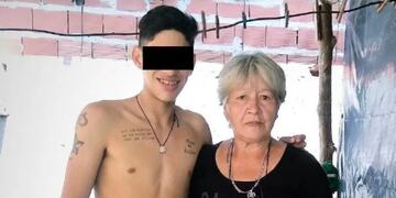 "Yony" junto a su abuela".