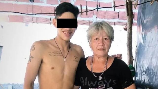 "Yony" junto a su abuela".