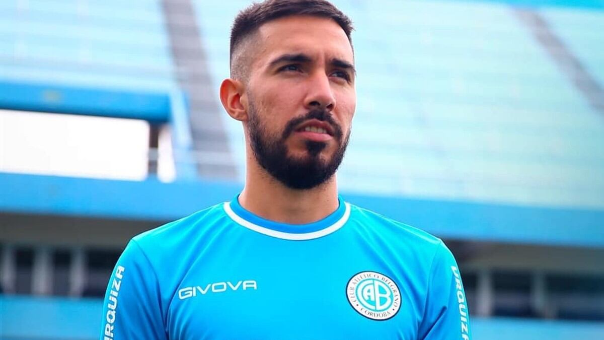 El lateral viene con el pase en su poder.