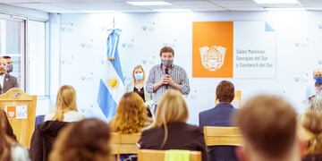 EL Gobernador y representantes del Ministerio de Salud entregaron un reconocimiento a profesionales de la salud