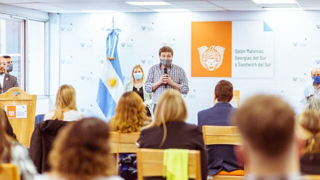 EL Gobernador y representantes del Ministerio de Salud entregaron un reconocimiento a profesionales de la salud