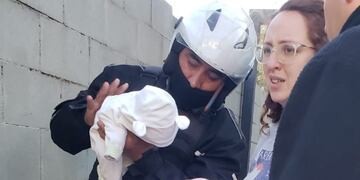 El Policía le aplicó las maniobras de Heimlich.