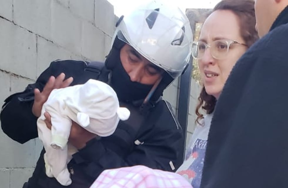 Villa Allende: un policía le salvó la vida a una bebé que se estaba ahogando