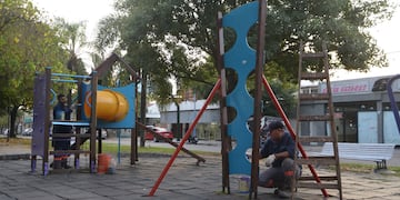 Acondicionan juegos infantiles en espacios verdes de Rafaela