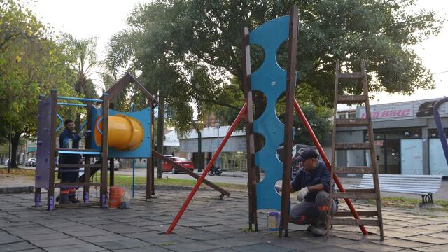 Acondicionan juegos infantiles en espacios verdes de Rafaela