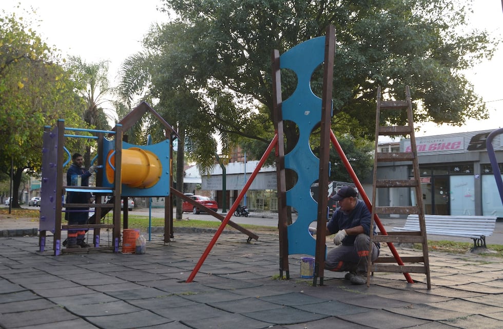 Acondicionan juegos infantiles en espacios verdes de Rafaela