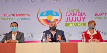 El gobernador Morales, flanqueado por Omar Gutiérrez y Gabriela Burgos, en el cierre de la campaña proselitista, este jueves.