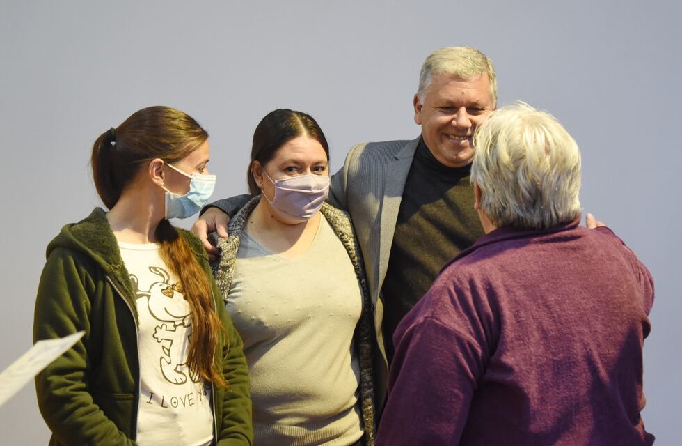 El Gobierno de Arroyito entregó 8 nuevas escrituras de viviendas municipales