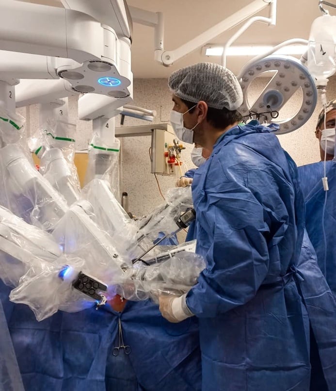 Hito histórico en la salud pública: el Hospital Madariaga de Posadas realizó la cirugía urológica más compleja con el robot Da Vinci.