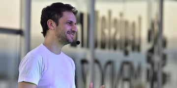 Diego Flores presenta "El que no me escuchó se embroma"