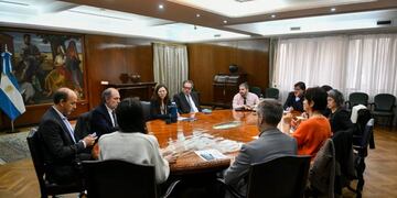 Los funcionarios tomaron decisiones sobre la venta de dólares por parte de los turistas extranjeros.