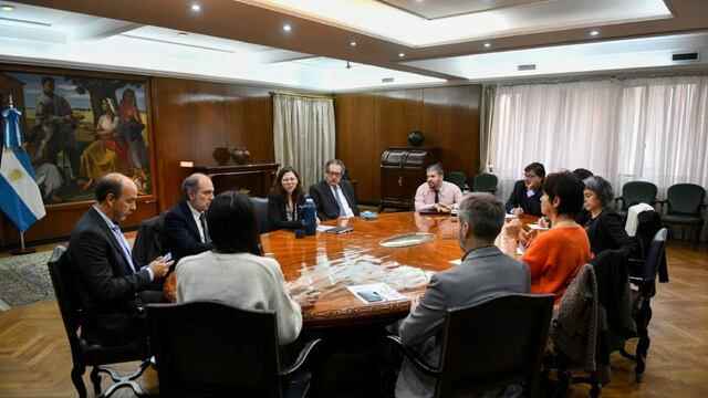 Los funcionarios tomaron decisiones sobre la venta de dólares por parte de los turistas extranjeros.