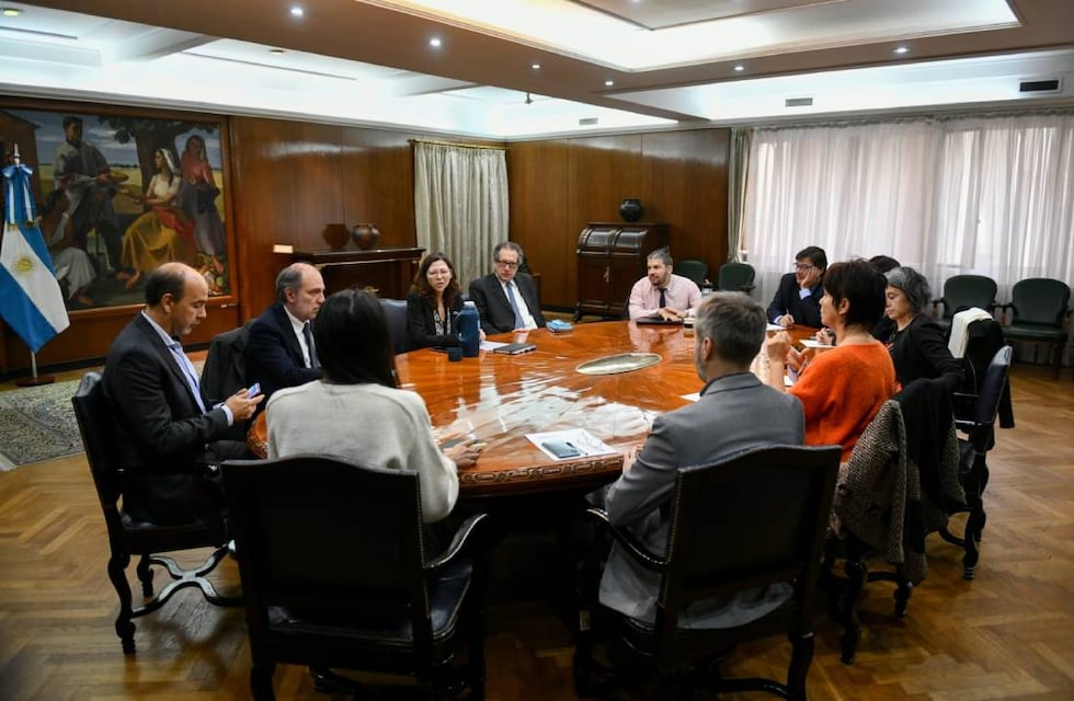 Oficial: los turistas podrán vender hasta u$s5.000 en los bancos “al tipo de cambio financiero”