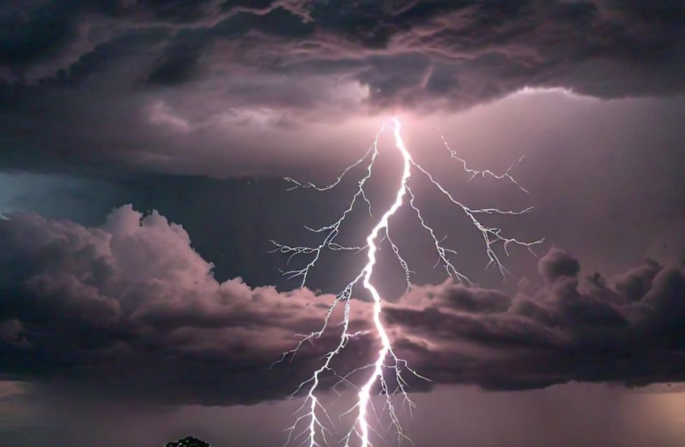 Un rayo lo alcanzó y murió: desgracia en medio de la tormenta en Córdoba