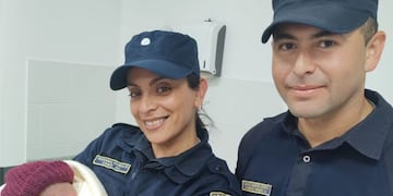Efectivos policiales ayudaron a una adolescente a parir.