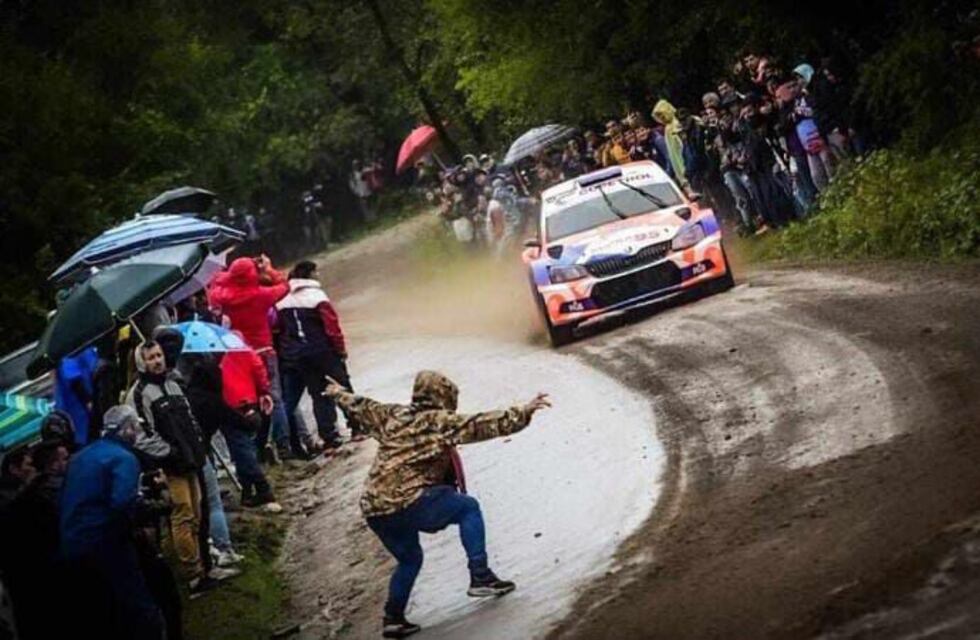 Fue a ver el rally en Córdoba, se acercó a uno de los autos y quedó detenido: lo que pasó