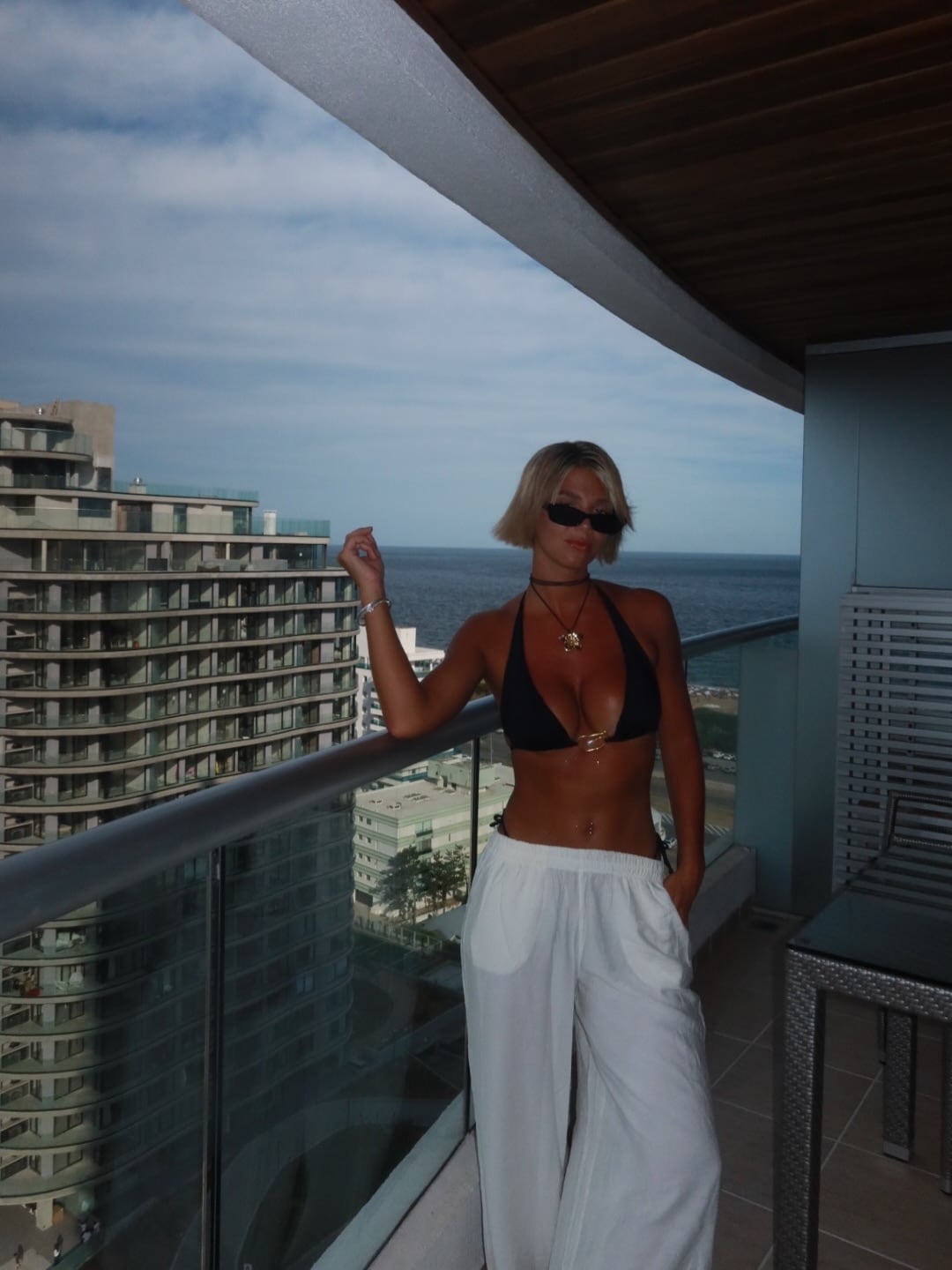 Transparencias y escote: Sara Sklate posó frente al mar y sorprendió con el pantalón tendencia del verano 2026