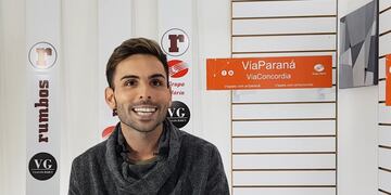 Agustín Artucio Verzeñassi del Azar en los estudios de Vía Paraná
