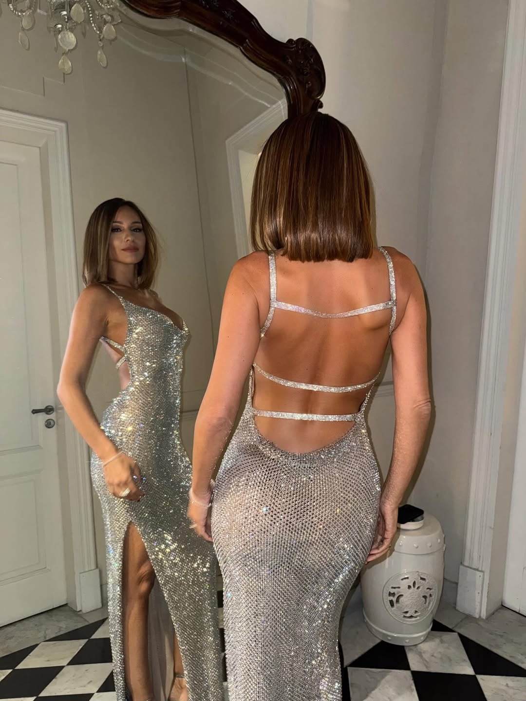 Brillos y mega escote: Pampita jugó fuerte y apostó por un vestido plateado que marcó tendencia