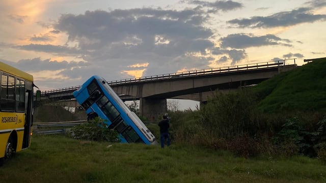 El coche pasó por encima del guardarráil y cayó de punta.