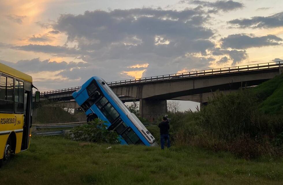 Colectivero sufrió un accidente impactante cerca de la Autopista Rosario-Buenos Aires