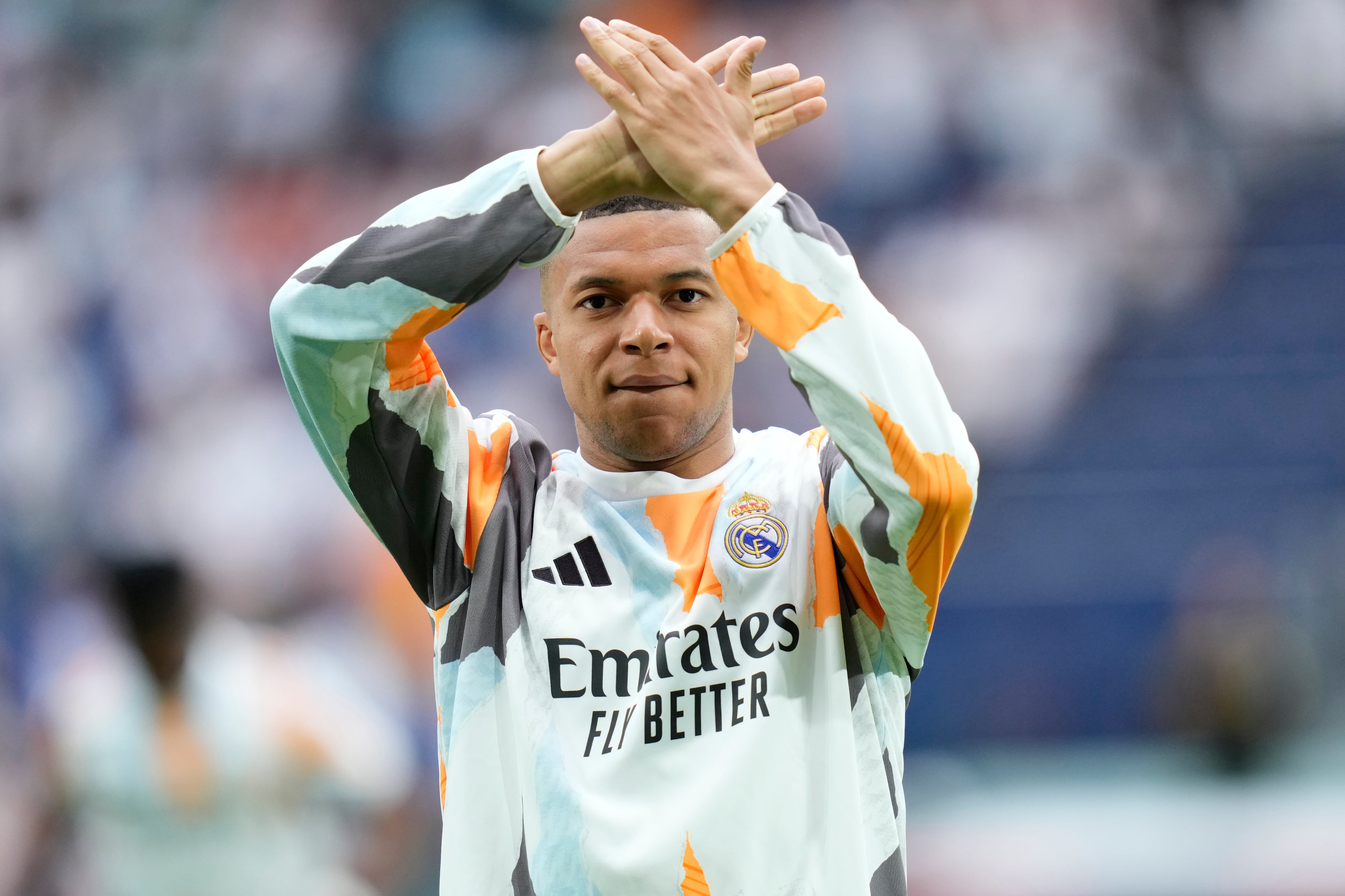 Kylian Mbappe del Real Madrid calienta antes del encuentro ante la Real Sociedad en la liga española el sábado 24 de mayo del 2025. (AP Foto/Cesar Cebolla)