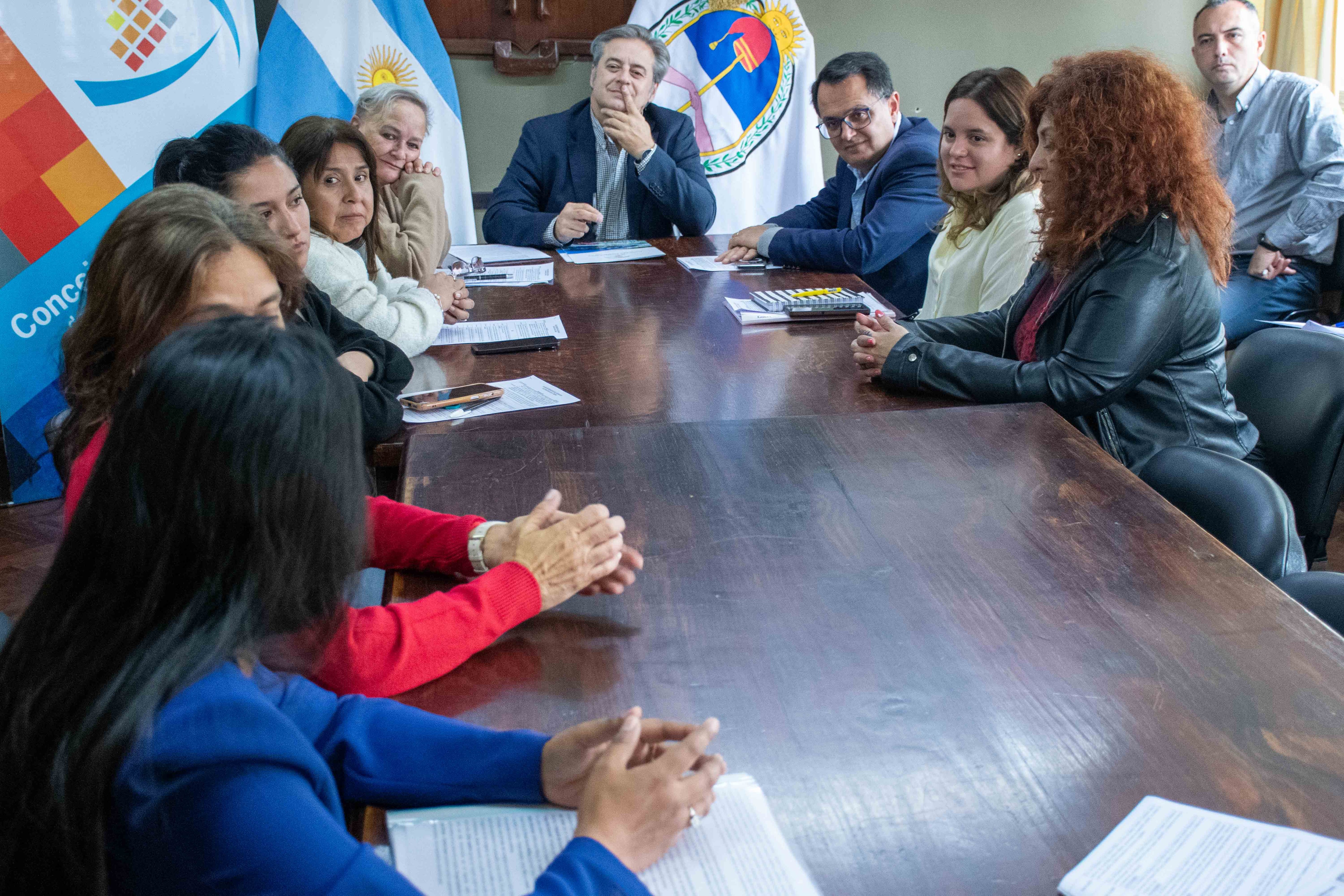 Concejales que integran la comisión de Cultura, Educación y Turismo del Concejo Deliberante de San Salvador de Jujuy, en diálogo con las  referentes de la organización del Congreso Argentino de Agroecología que tendrá lugar en esta capital el mes próximo.