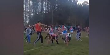 Violencia en una semifinal de fútbol en Los Helechos.