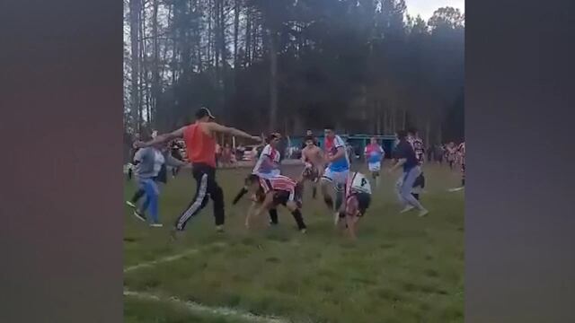 Violencia en una semifinal de fútbol en Los Helechos.