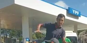 Inspectores de tránsito y motociclista a los golpes en una estación de servicio en Puerto Iguazú.