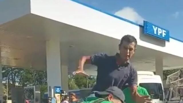 Inspectores de tránsito y motociclista a los golpes en una estación de servicio en Puerto Iguazú.