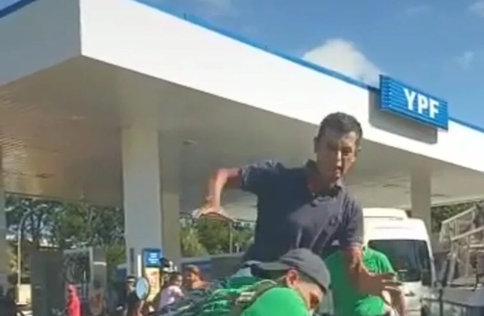 Inspectores de tránsito y motociclista a los golpes en una estación de servicio en Puerto Iguazú