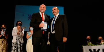 Perotti recibió el diploma de manos del Decano de la UTN FRRa, Ing. Oscar David