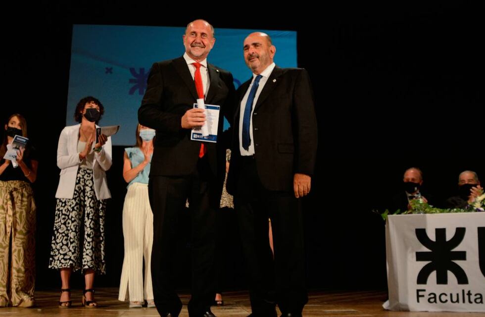 Omar Perotti recibió su diploma por su Maestría en Desarrollo Territorial