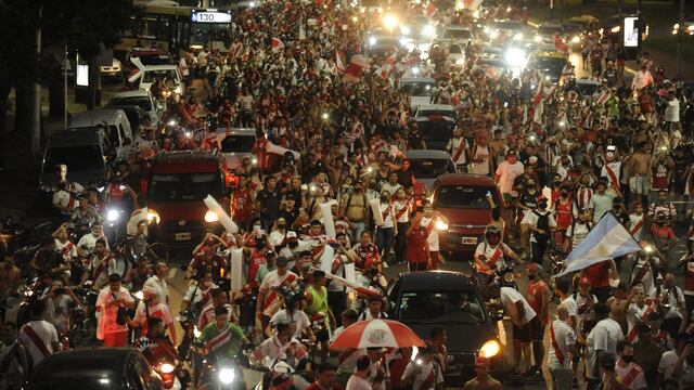 Hinchas de River celebran una Caravana a dos años del triunfo ante Boca por la final de la Copa Libertadores (Foto: Clarín)