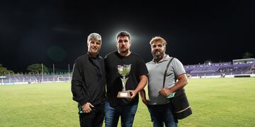 El mánager Federico Bessone junto al presidente Cavagliatto, con la copa que se trajo el equipo de Uruguay (Prensa IACC).