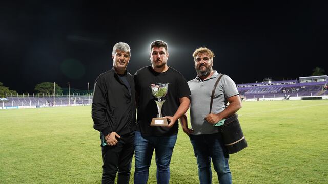 El mánager Federico Bessone junto al presidente Cavagliatto, con la copa que se trajo el equipo de Uruguay (Prensa IACC).