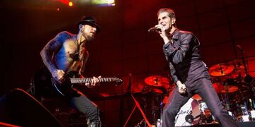 Escándalo con Jane´s Addiction: el cantante le pegó al guitarrista en pleno show y se canceló la gira