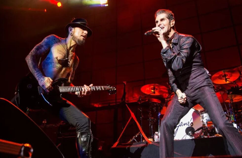 Escándalo con Jane´s Addiction: el creador del Lollapalooza le pegó al guitarrista en pleno show