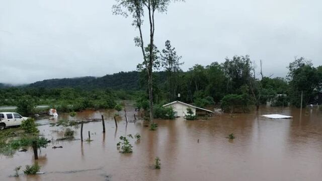 Fuerzas de seguridad brindan apoyo a Panambí en medio de la crecida del río Uruguay.