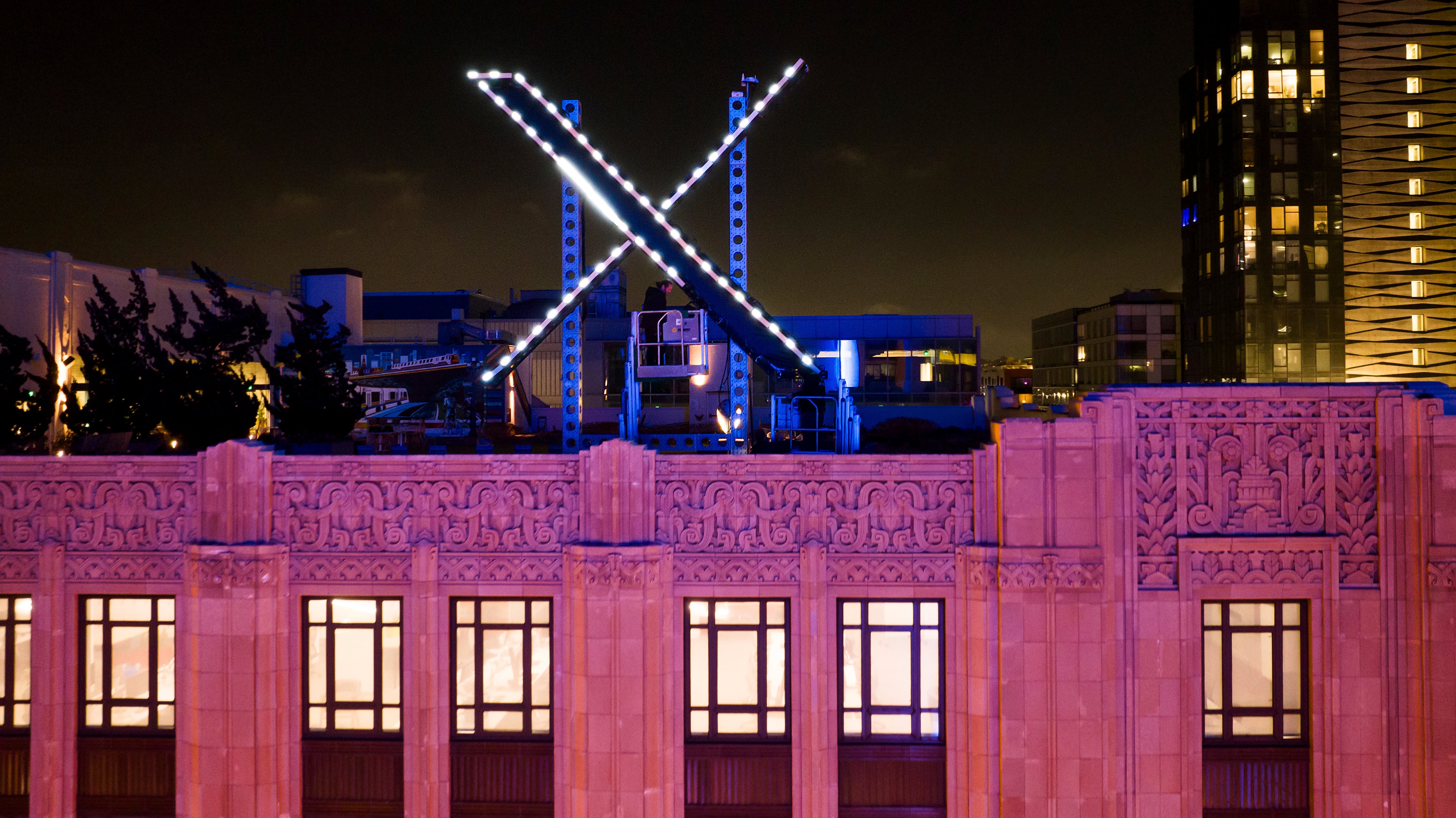 Trabajadores instalan un letrero en forma de X en la azotea de la oficina central de la compañía, el 28 de julio de 2023, en San Francisco. (AP Foto/Noah Berger, Archivo)