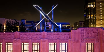 Trabajadores instalan un letrero en forma de X en la azotea de la oficina central de la compañía, el 28 de julio de 2023, en San Francisco. (AP Foto/Noah Berger, Archivo)