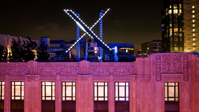 Trabajadores instalan un letrero en forma de X en la azotea de la oficina central de la compañía, el 28 de julio de 2023, en San Francisco. (AP Foto/Noah Berger, Archivo)