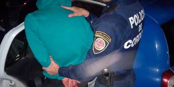 Golpeó a los efectivos de seguridad para intentar evitar la detención de su hijo. (Imagen Ilustrativa / Policía de Córdoba)