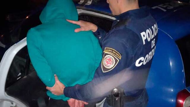 Golpeó a los efectivos de seguridad para intentar evitar la detención de su hijo. (Imagen Ilustrativa / Policía de Córdoba)