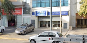 El edificio de Oroño al 6000 tenía la persiana baja cuando abrieron fuego.