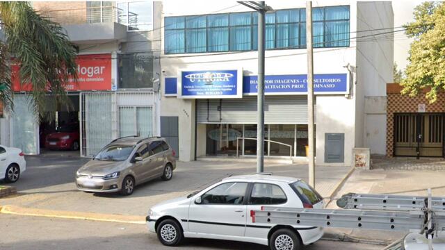 El edificio de Oroño al 6000 tenía la persiana baja cuando abrieron fuego.