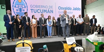 El gobernador Jaldo resaltó el esfuerzo de los cooperativistas y mutualistas, y reafirmó el compromiso de acompañarlos con equipamiento y apoyo financiero para mejorar la producción.