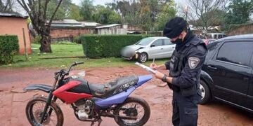 Tras la pista de un robo, hallaron coatíes en cautiverio, droga y una moto con pedido de secuestro.