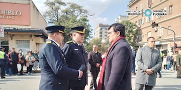 El ministro de seguridad, Eugenio Agüero Gamboa junto a la plana mayor de la policía tucumana.